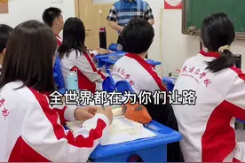 #护航高考2021 全世界都在为你们让路，一定要努力成为学二代#2021高考 #校长 #霸气校长视频封面
