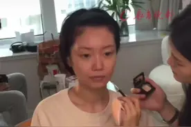 00后儿子陪40岁妈妈再拍婚纱照 被化妆师误认为情侣 网友：岁月从不败美人！视频封面