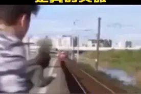 千钧一发之际，小伙子冲下铁轨救人。这不是拍电影，是真英雄！ #之声头条视频封面