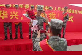 太浪漫！兵哥哥用阅兵勋章求婚！转发祝福！视频封面