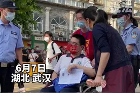 脑袋少年坐轮椅参加高考，民警全程护送进考场！妈妈：感谢全社会的好心人给予的帮助！#加油吧少年 #高考视频封面