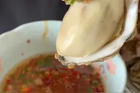 #生蚝 #海鲜美食 #海鲜原产地 #源头好生鲜 这样做一点腥味都没有，还有股独特的香味一定要试试