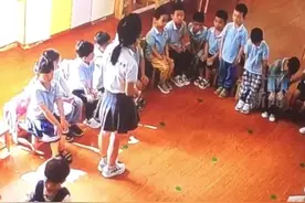 地震瞬间幼师飞奔保护孩子：他们是第一位的！视频封面