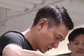 “天王级发型师”刘德华为鲁豫剪发视频封面