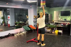 站摸是怎么测的，伸不伸肩胛骨？我的站立摸高摸到327需要跳多高视频封面