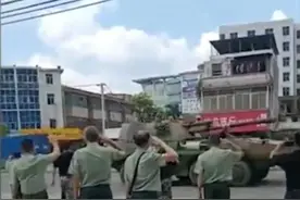 几名退伍军人遇坦克路过，激动奔路边敬礼战士们回应让人感动#传递正能量 #军人 #退伍不褪色 #感动 视频封面