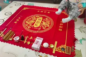 安安木勺代表大厨或者领导者，宁宁金饭碗代表公务员。#抓周礼