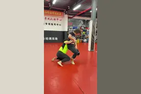 小师妹来玩，摔跤国际健将，退役以后各奔东西。🫴先动手，在动嘴。～绝妙～🫡#女子防身术 #没有一个动作是多余的 @楠楠酱🐻 #抖音小助手 @抖音热门视频封面