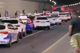 突发！贵阳大关隧道内一轿车自燃！视频中可听见车辆爆炸的声音@抖音短视频视频封面