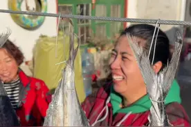 小胖买回来的鲅鱼都放的有点臭味了，还不舍得扔，人家都说臭鱼烂虾也好吃，那就洗洗腌腌晒上他，等着吃个臭鲅鱼。#抖音美食创作人 #新农人计划2021