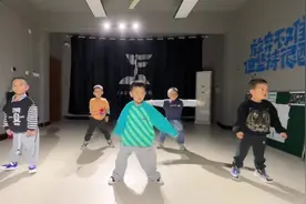 咱也不知道跳的啥，咱也不敢问，咱只配掏钱💰😂😂😂#最酷的小孩