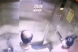 大妈嫌电梯速度太慢。网友：现在可以换一部快的了.视频封面