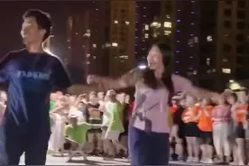 #广场舞 @小英夫妻曳步舞：温州一家人视频封面