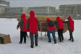 今晚7点半，浏阳电视台抖音号直播！吉林省#延吉市100800发烟花庆元宵 在河流冰面上放烟花！