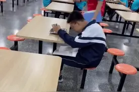 男孩在食堂突然开心的笑了，老师走近一看也欣慰的笑了#加油少年未来可期 素材来源@贺贺 视频封面