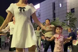 三岁小萌娃什么舞都会跳。广场舞《太想念》动作活泼欢快 节奏活力动感 。简单又好看，跟着小萌娃跳起来吧。#广场扛把子 #爱跳舞的小女孩 #萌娃跳舞 #人气爆棚 #抖音热门 @DOU+小助手 视频封面