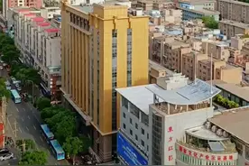 从70多米的高度远眺兰州的山，绿化搞得还是很不错的。视频封面