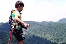 12岁的小朋友，站了10分钟用太空步终于战胜自已，太勇敢了#悬崖蹦极 #23度避署网红打卡地视频封面
