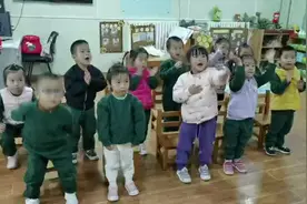 嘿！戴眼镜的那个小孩👶🏻，今天三周四个月啦视频封面