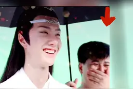 战哥这挑眉加舔唇，难怪啵啵受不住。啵啵身边的发小笑得合不拢嘴，捂都捂不住。#博君一肖 #我与春风皆过客视频封面
