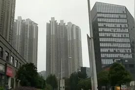 江苏省南京市鼓楼区唐山路世茂外滩小区外马路上视频封面