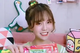 整蛊神器吐血口香糖，也太厉害了！看来我也可以演苦情戏了！#测评测评 #网红零食#我的颜值3200万视频封面