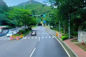 2022年6月25拍摄了梧桐山隧道至盐田港这段街景，沿途经过沙头角，新一佳碧海蓝天店，明斯克，才众电脑等路段，大家看看变化大吗？#深圳 #盐田视频封面