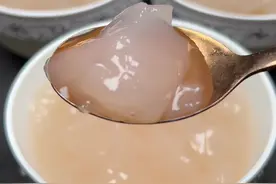 今天用红薯粉做的清凉糕，清凉解暑，晶莹剔透 ，你们那里叫什么？#农村美食 #地方特色美食