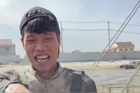 扇贝肉底下黑色的是扇贝肉的胃又称沙囊，大家在做的时候可以把沙囊去掉！反正我们海边人是什么都不去的哦！视频封面