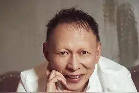 丑角演员李明致敬经典，现场演唱《神雕侠侣》片尾曲《江湖笑》没想到一开口这么好听！ "创造营2021 #抖音 视频封面
