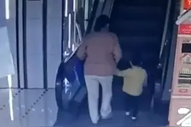奶奶带孙子上自动扶梯时突然摔倒，在扶梯上翻滚。情况危急，两个可爱的小姐姐出手了！视频封面
