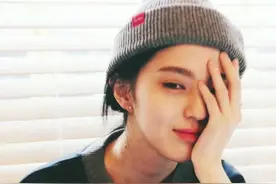 这就是她敢说想演姬片的原因了吧？！据说她高中比帅哥还受女生欢迎#姬圈天菜 #韩素希 #又美又帅 #姬达狂响 娘t#氛围感绝了视频封面