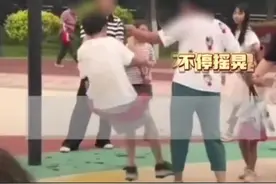 恼羞成怒，大妈不满男孩抢到秋千和男孩妈妈大打出手视频封面