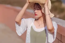 干货：矮墙边拍照注意线条切头不好看，换个角度就好了 #钟小棵摄影教学视频封面