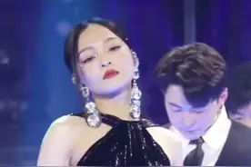 #张韶涵 即使经历过黑暗却依旧歌唱光明！张韶涵干净透亮的声音就是夜空中最亮的星啊！#夜空中最亮的星