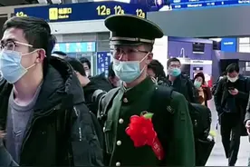 2021年冬季退伍季，兵哥哥双眼通红，依依不舍地离开了这个一辈子忘记不了地方。祝一路顺风！视频封面