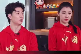 王诗玥柳鑫宇回应送羽生结弦冰墩墩：来咱们家主场羽生不能没有冰墩墩。视频封面