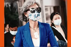 #叶倩文 60岁的身材和气质，和#林子祥 站一起：大佬和她的小跟班儿～视频封面