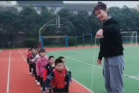 #幼儿游戏#躲避障碍物 #亲子游戏  你们成功躲过去了吗😄@DOU+小助手视频封面