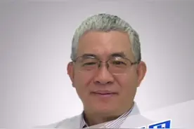 声音嘶哑超过两周，你还想着喝热水，吃润喉糖，上医院找医生看看吧#出道吧醉美年宴 #我的祖国 #够活才亲和视频封面