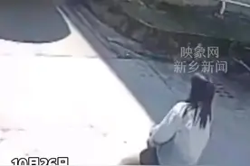 10月26日广东惠州，男子驮着女友在肩上走路，下一秒不小心踩到泥地摔倒。网友：完了 这下女朋友哄不好了@DOU+小助手 #危险瞬间视频封面