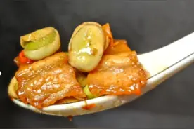 又到了吃胡豆的季节，嫩胡豆要怎么炒才粉嫩耙软。好吃入味。#跟着抖音学做菜 #胡豆的家常做法 