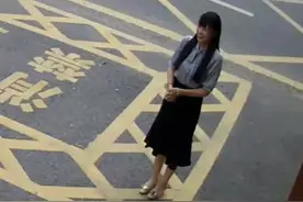 休假消防员刚见到女友，警铃突然响起。他扔下鲜花转身就跑，女友一直等他到出警归来。辛苦了！视频封面