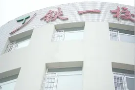 莘莘学子归，琅琅书声起。