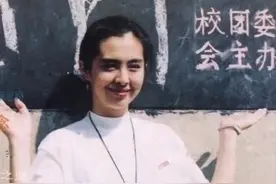 1992年8月当时只有25岁的王祖贤回安徽舒城老家祭祖的珍贵照片。#王祖贤 #王仁峰 #舒城 #舒城中学视频封面