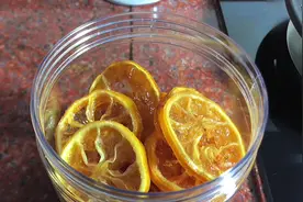 上次做的干柠檬片没几天就吃完了，全家人都喜欢，干吃泡水都超赞