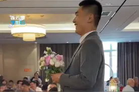 新郎结婚现场单手着地空翻后，单膝跪地献鲜花，网友：没点才艺都不敢结婚视频封面
