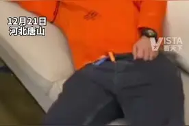 姐姐结婚当天，#弟弟在送亲现场睡着遭围观 网友：终于嫁出去了，可以睡个安稳觉了😂视频封面