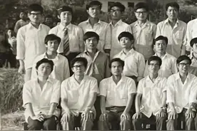 这是枣庄师专中文系八三级毕业生合影，也就是今天的枣庄学院中文系，你知道他们都叫什么名吗？枣庄市市中区，关注我，带你看更多枣庄老照片。#枣庄头条 #怀旧 #老照片 #老照片视频封面