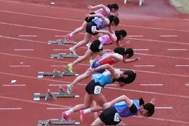 初一的蔡语桐再获一个百米冠军。初中女子100m起跑上帝视角，各兄弟学校认领自己的宝藏女孩吧#田径比赛#100米 #百米起跑 #起跑 #体育生视频封面